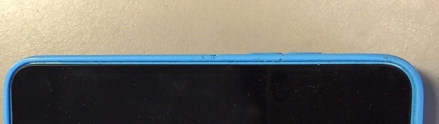 Versleten blauwe siliconen hoes iPhone 5c.