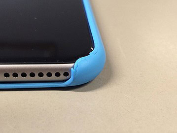 Versleten blauwe siliconen hoes iPhone 6 Plus.