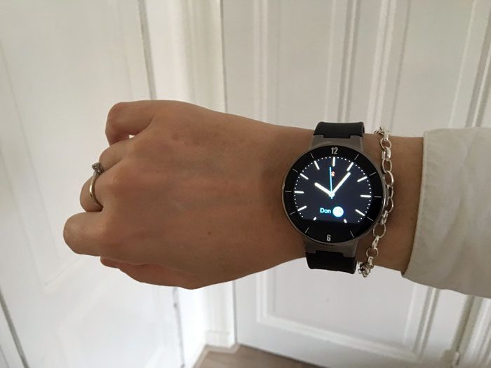 Alcatel OneTouch Watch: de wijzerplaat met analoge klok.
