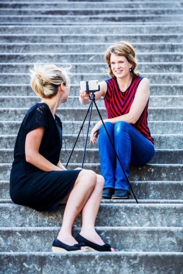 Geertje Algera filmt met haar iPhone (foto: Shody Careman)