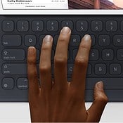 Apple Smart Keyboard met handen