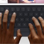 Apple Smart Keyboard met handen