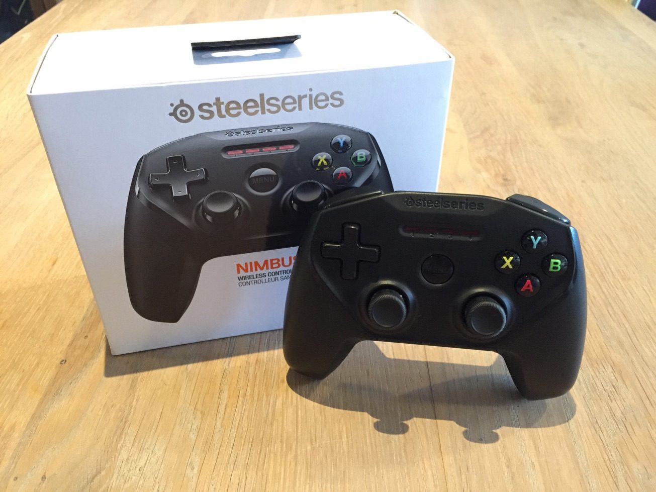 SteelSeries Nimbus draadloze controller met doos.