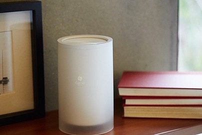 Cassia Hub in de woonkamer voor bedienen Bluetooth-apparaten.