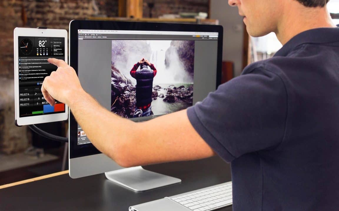 HoverBar for iPad bevestigd aan een iMac.