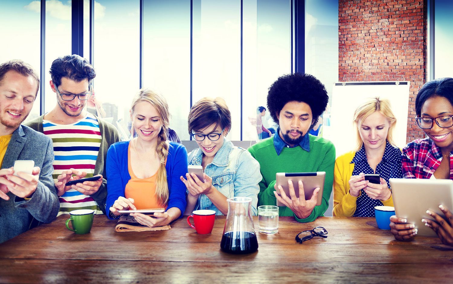 Hipsters in koffiebar aan het internetten, foto via Shutterstock (shutterstock_230273494).