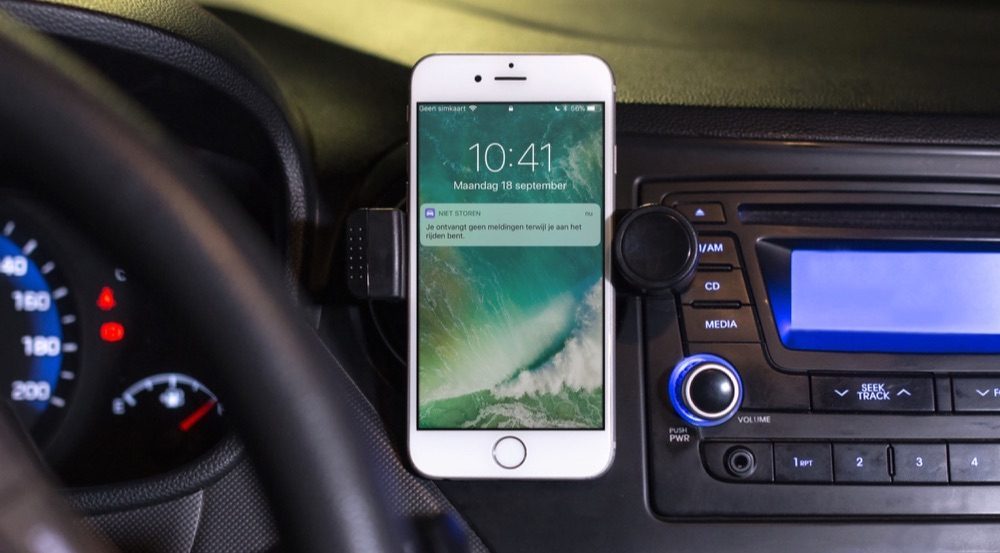 Melding van Niet Storen tijdens autorijden op het toegangsscherm.