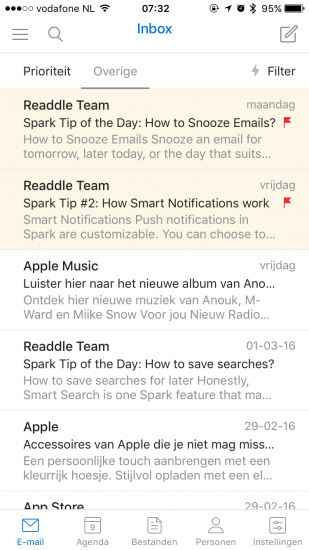 Gemarkeerde mails in Outlook voor iOS.