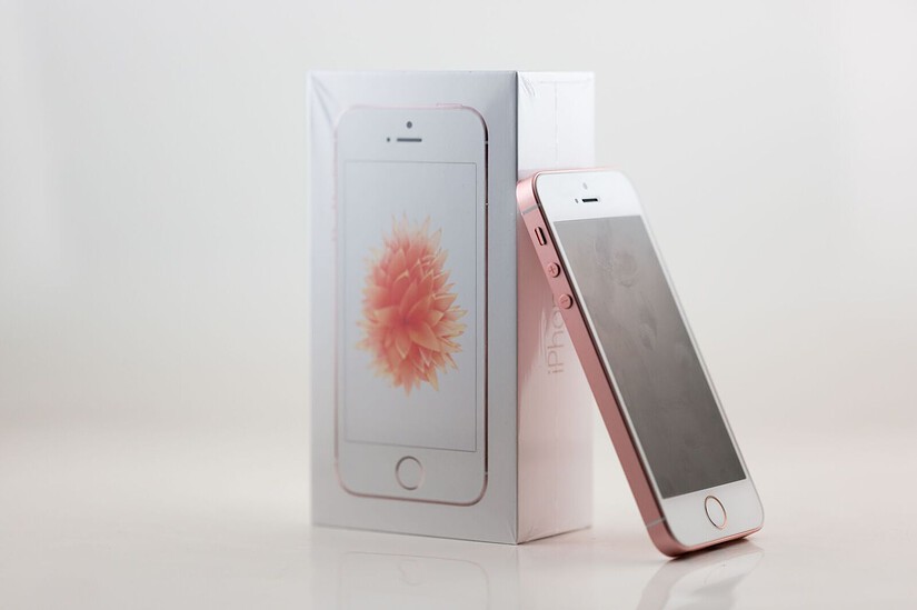 iPhone SE review iCulture: toestel met doosje