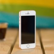 iPhone SE review iCulture: toestel staand met kop koffie