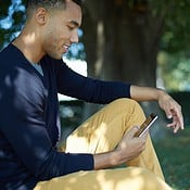 Man met iPhone in het park