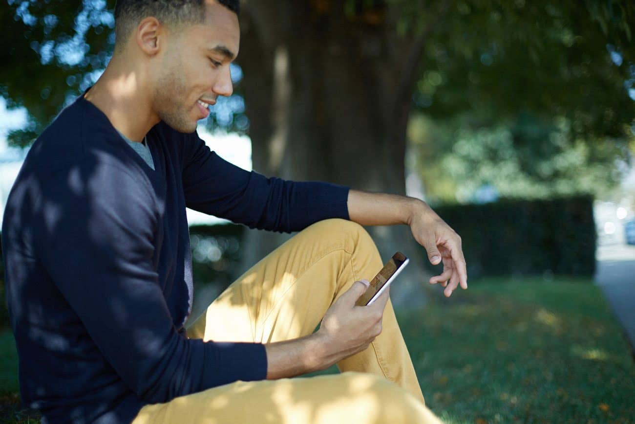 Man met iPhone in het park