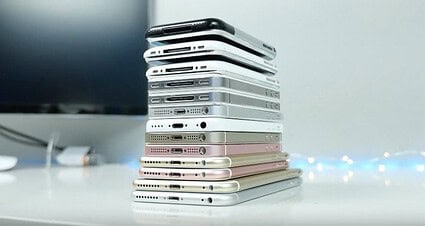 Een stapel met verschillende iPhone-modellen.