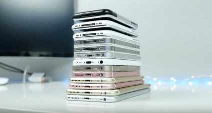 Een stapel met verschillende iPhone-modellen.