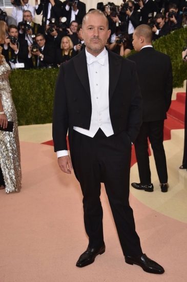 Jony Ive op de rode loper op het MET Gala.