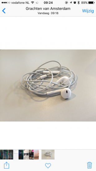 Normale foto van de Apple EarPods.