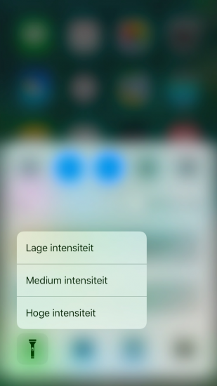 Bedieningspaneel in iOS 10 met 3D Touch op zaklantaarn.