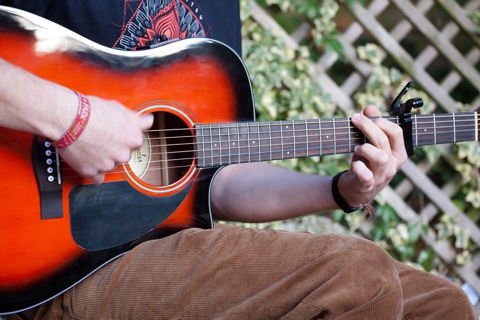 Gitarist met Fender gitaar