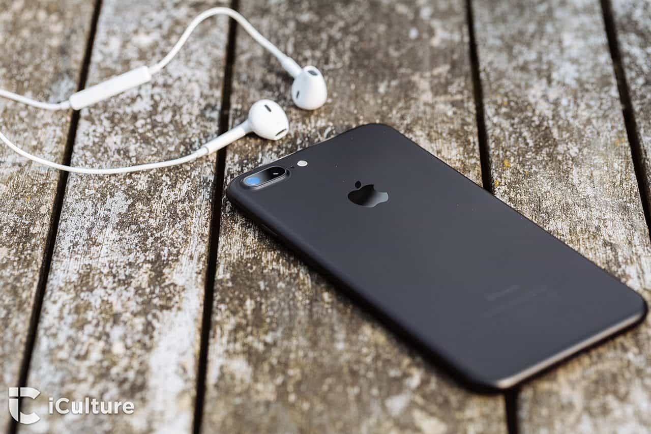 iPhone 7 review: iPhone 7 Plus op een tafel met oordopjes