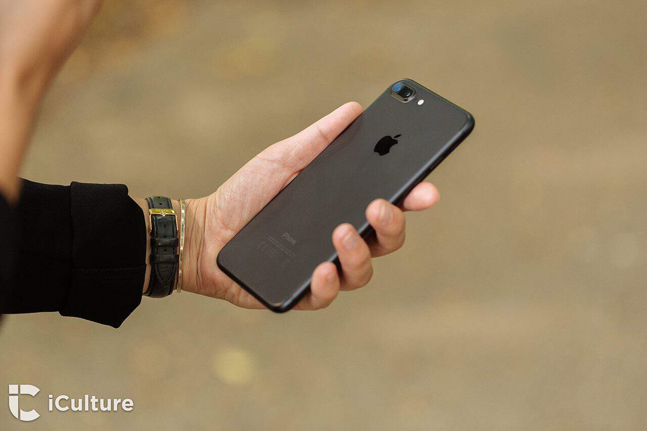 iPhone 7 review: achterkant van de iPhone in de hand