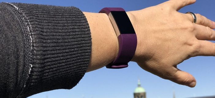 Fitbit Charge 2 om de pols