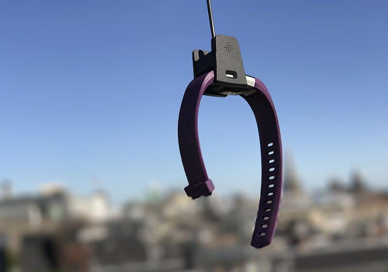 Fitbit Charge 2 hangend aan een lader