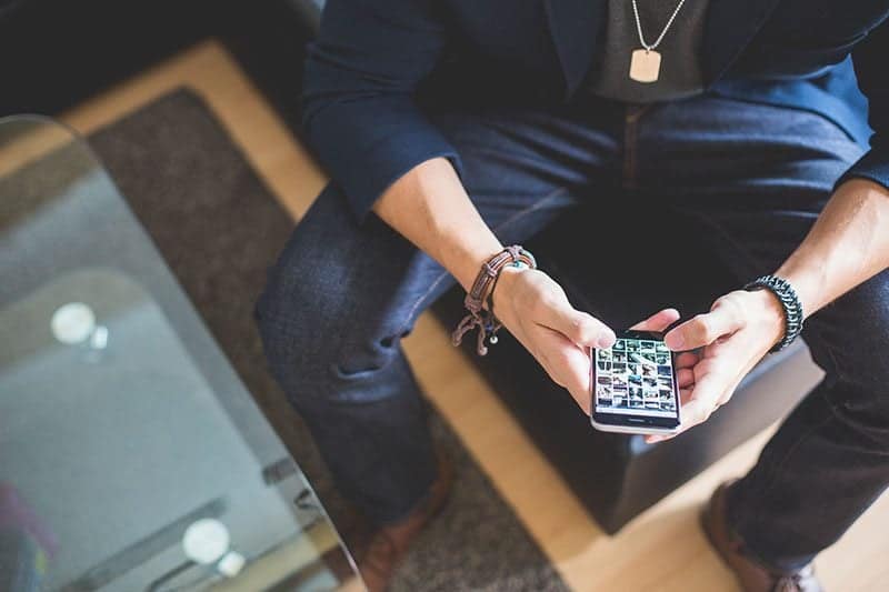 Man browsend op een iPhone