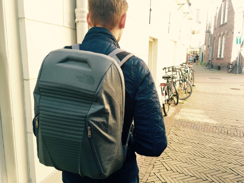 The North Face Access Pack buiten op de rug.