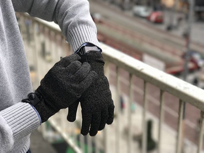 De Mujjo Double Layer Touchscreen Gloves sluiten met een magnetische drukknop