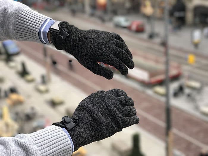 De zwartbruine kleur van de Mujjo Double Layer Touchscreen Gloves past overal bij