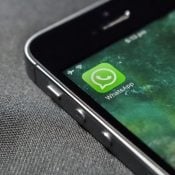 WhatsApp met het appicoon op een iPhone.