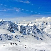 Wintersport met bergen en sneeuw.