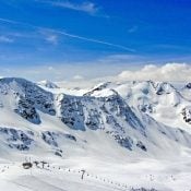 Wintersport met bergen en sneeuw.