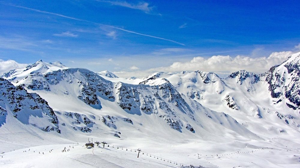 Wintersport met bergen en sneeuw.