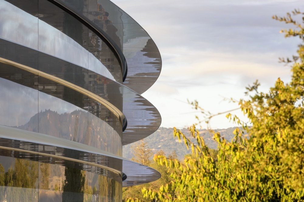 Apple Park gebouw met bomen.