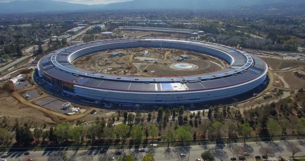 Steve Jobs Theater, zonnepanelen en parkeergarages van Apple Park in nieuwe video