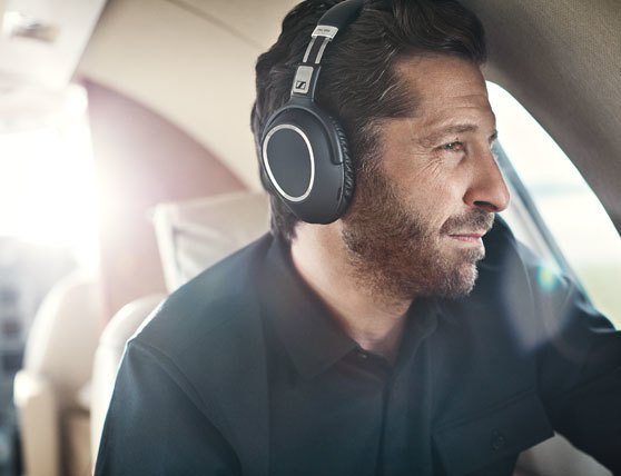 Sennheiser PXC 550 met man in auto.