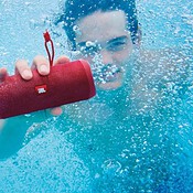 De beste waterproof speakers voor je tuinfeestje, zwembad of badkamer