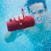 De beste waterproof speakers voor je tuinfeestje, zwembad of badkamer