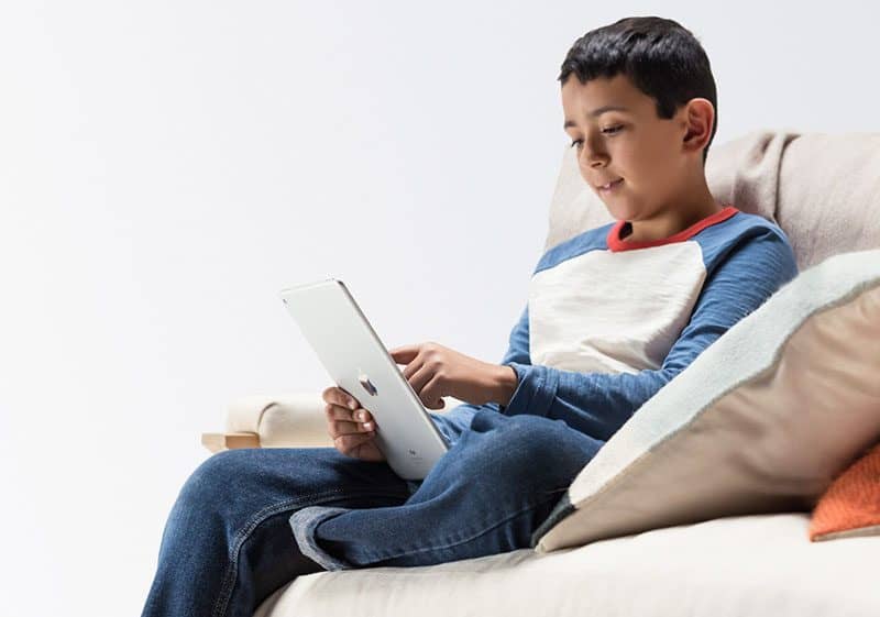 Jongen met iPad in toegankelijkheidspromo