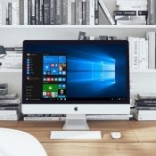 iMac met Windows op een bureau.