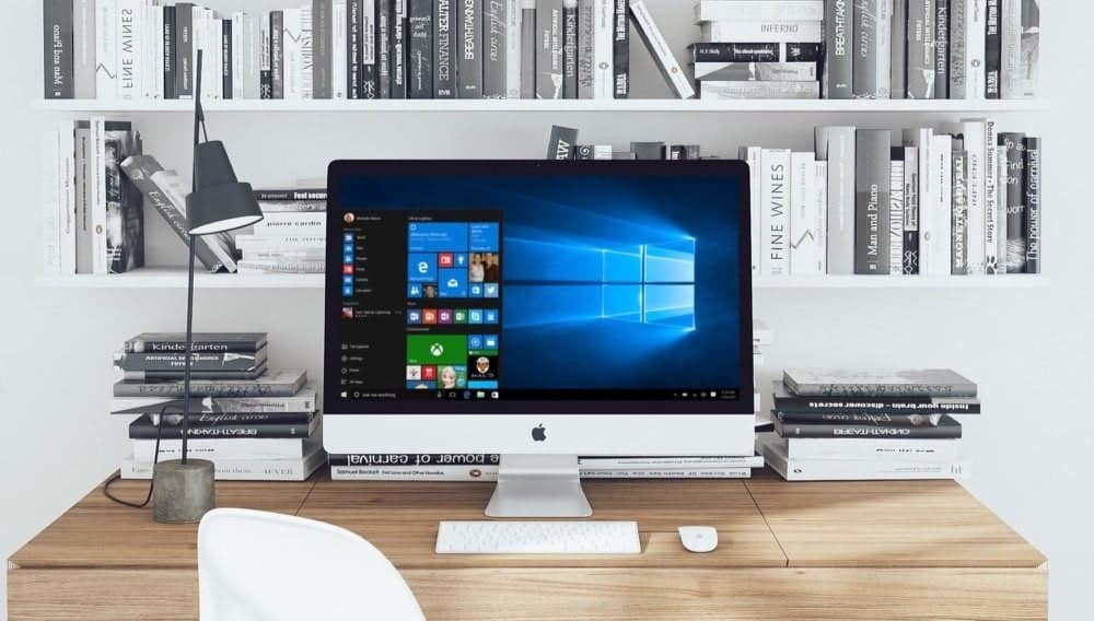 iMac met Windows op een bureau.