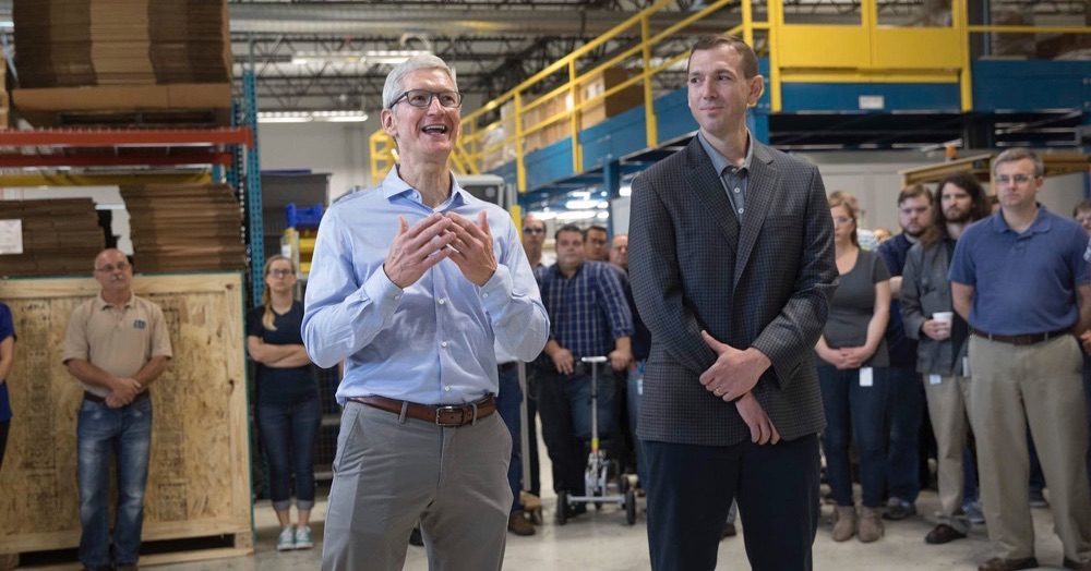 Bezoek Tim Cook aan fabriek met iPhone in zijn broekzak.