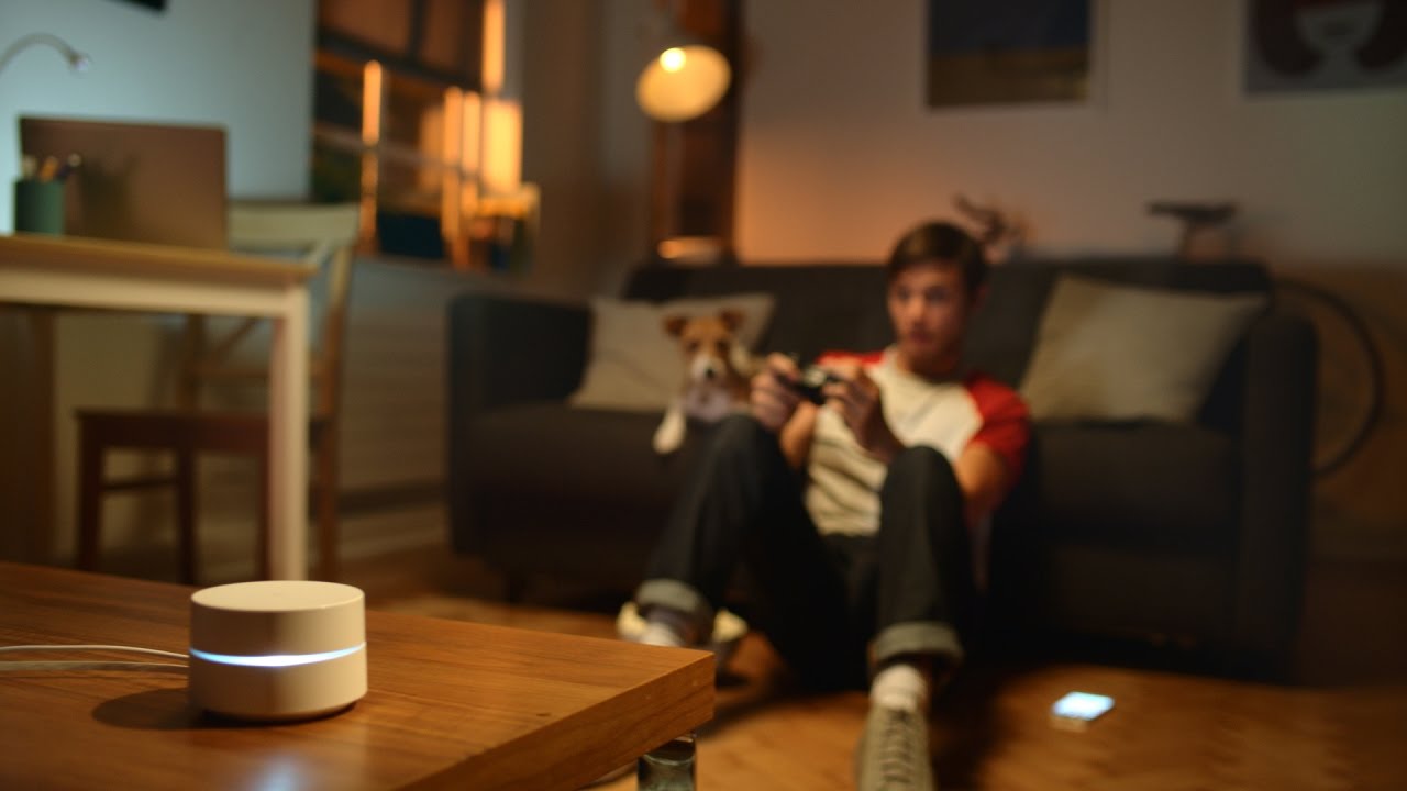 Google Wifi: jongen op de bank