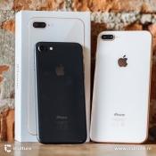 iPhone 8 review: toestellen en doosje tegen een muur