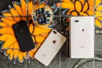 iPhone 8 Plus en doosje op oranje tafel