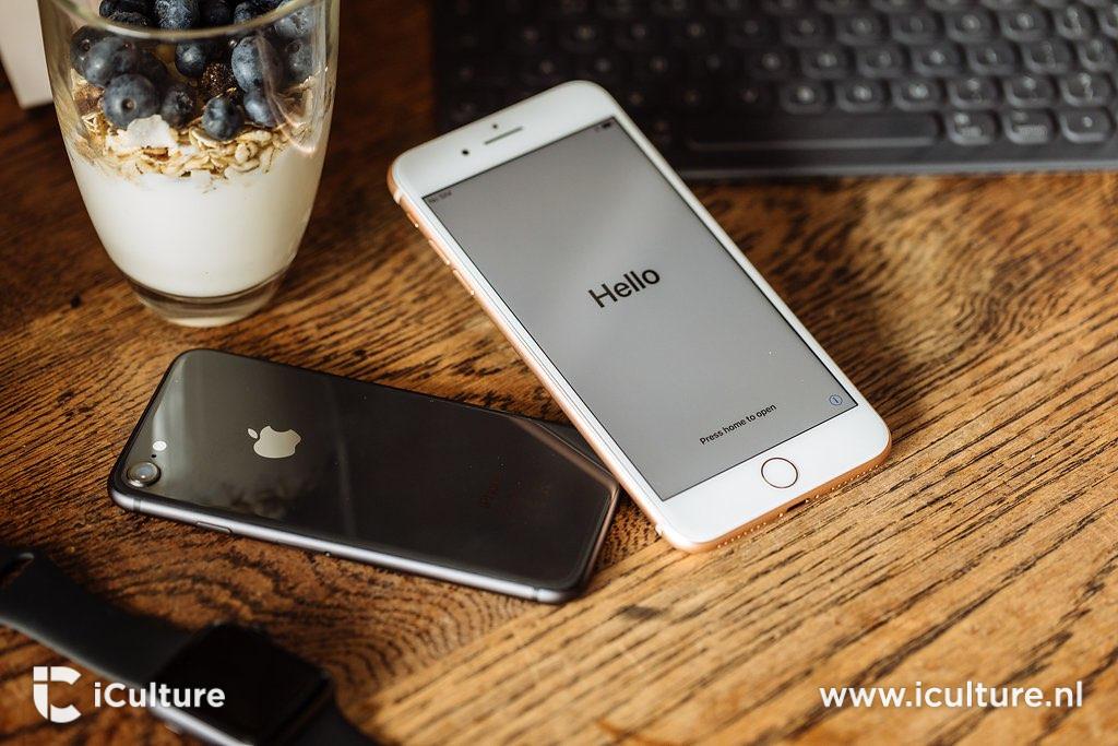 iPhone 8 Plus en iPhone 8 liggend op bureau