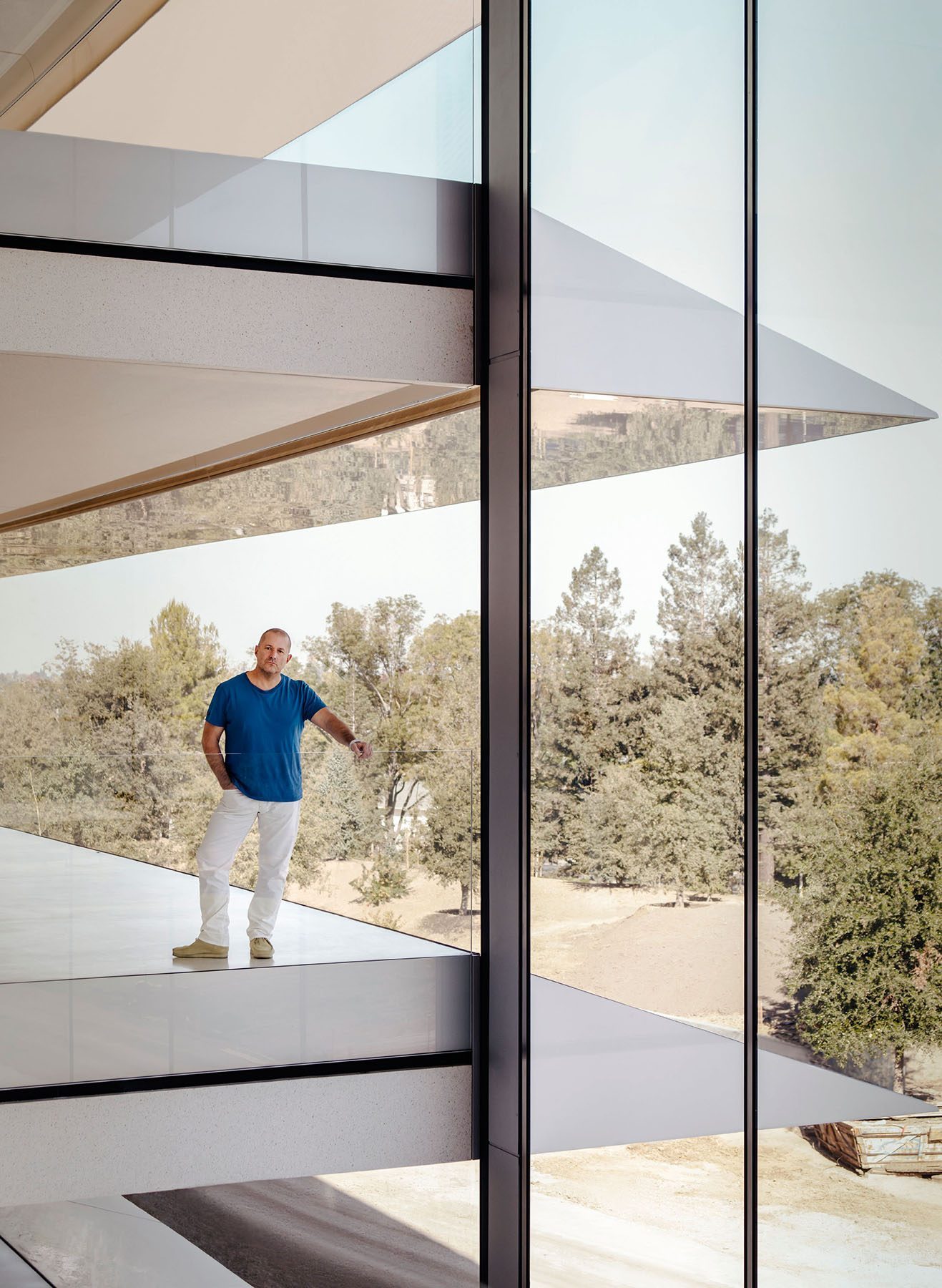 Jony Ive bij het raam in Apple Park.