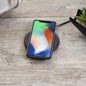 Mophie Wireless Charging Base op tafel.