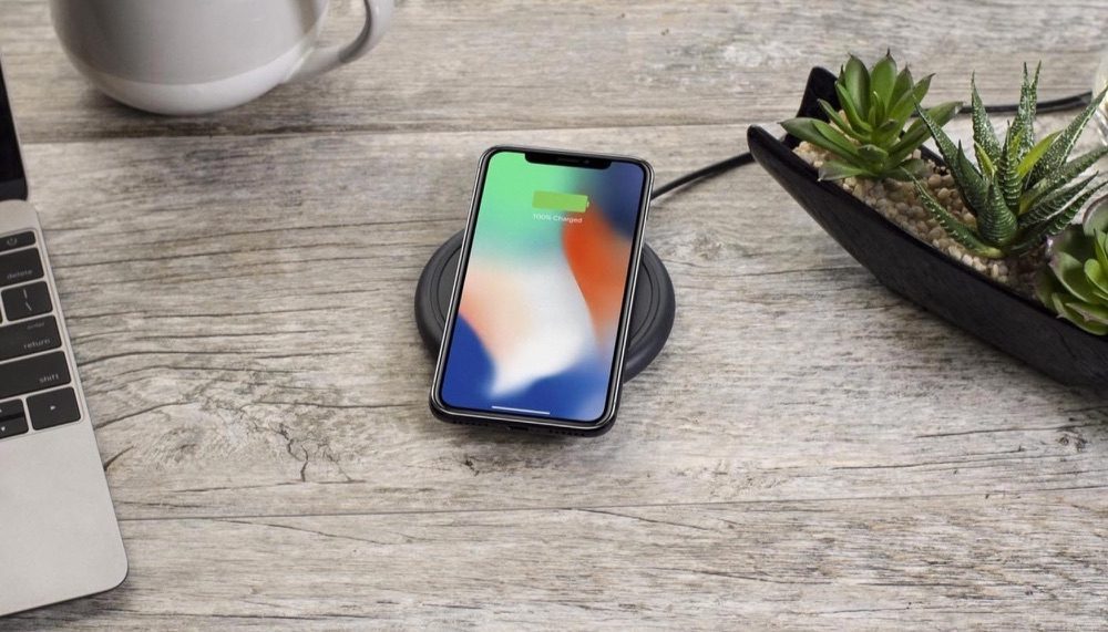 Mophie Wireless Charging Base op tafel.